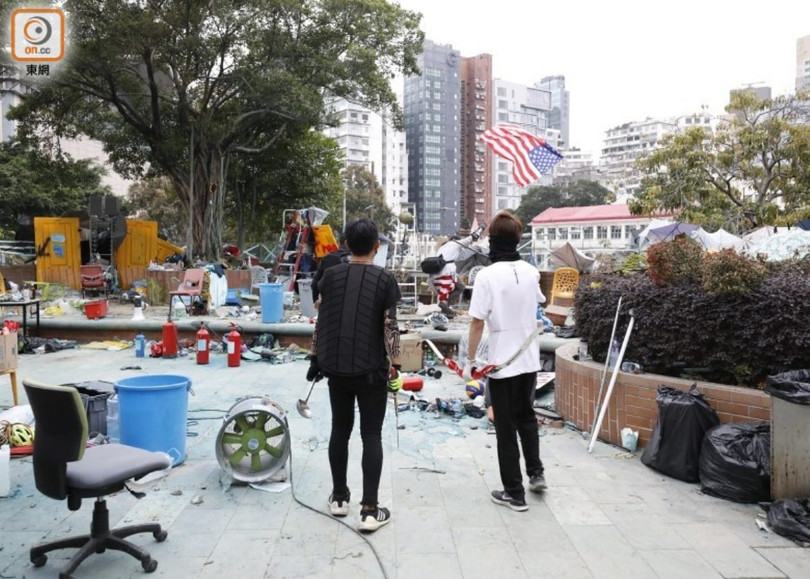 Cảnh ngổn ngang trong sân trường Cảnh ngổn ngang trong sân trường