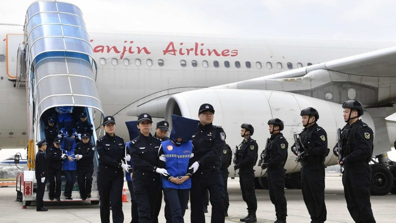 Nghi phạm lừa đảo qua mạng ở Mông Cổ bị dẫn giải về Trung Quốc. Nghi phạm lừa đảo qua mạng ở Mông Cổ bị dẫn giải về Trung Quốc.