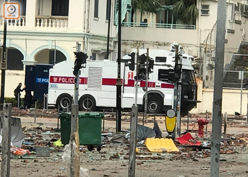 Xe vòi rồng của cảnh sát ém sẵn gần trường Poly U. Xe vòi rồng của cảnh sát ém sẵn gần trường Poly U.