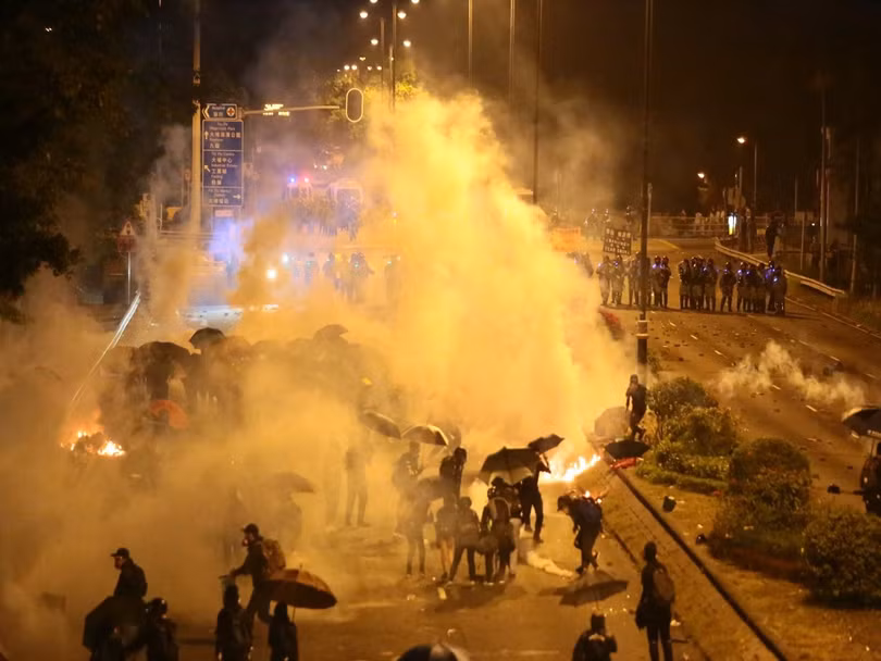 Xung đột giữa cảnh sát với người biểu tình trong trường Đại học Trung Văn Hồng Kông.