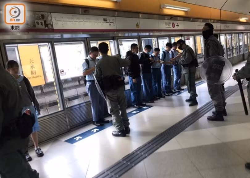 Cảnh sát khám xét các sinh viên cản trở hành khách lên tàu.