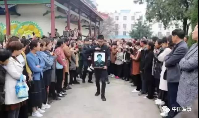 Lễ tang phi công Ôn Vĩ Bân tại quê nhà, huyện Đào Giang, Hồ Nam