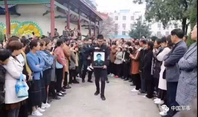 Lễ tang phi công Ôn Vĩ Bân tại quê nhà, huyện Đào Giang, Hồ Nam