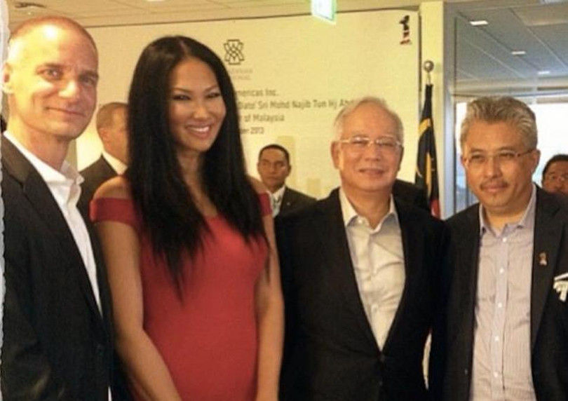 Giám đốc Goldman Sachs Group Singapore Tim Leissner (trái) và cựu Thủ tướng Malaysia Najib Razak (thứ 2, phải sang). Giám đốc Goldman Sachs Group Singapore Tim Leissner (trái) và cựu Thủ tướng Malaysia Najib Razak (thứ 2, phải sang).