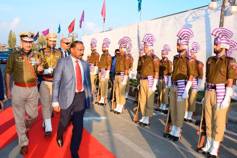 Ông Trưởng quan Vùng lãnh thổ trực thuộc trung ương duyệt đội danh dự trong lễ nhận chức