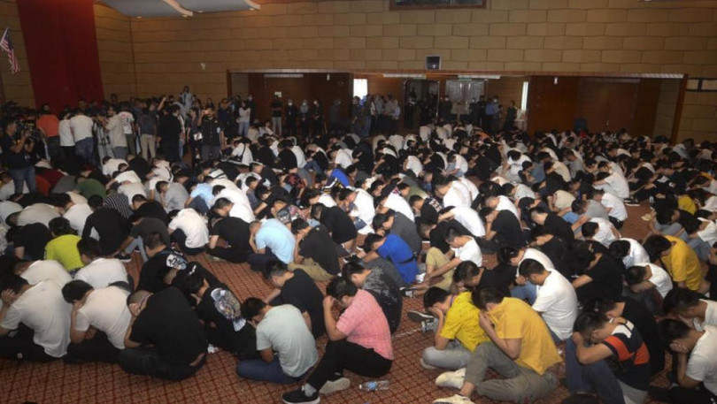 Những kẻ lừa đảo người Trung Quốc bị bắt giữ trong vụ án lừa đảo qua mạng lớn nhất lịch sử Malaysia. Những kẻ lừa đảo người Trung Quốc bị bắt giữ trong vụ án lừa đảo qua mạng lớn nhất lịch sử Malaysia.