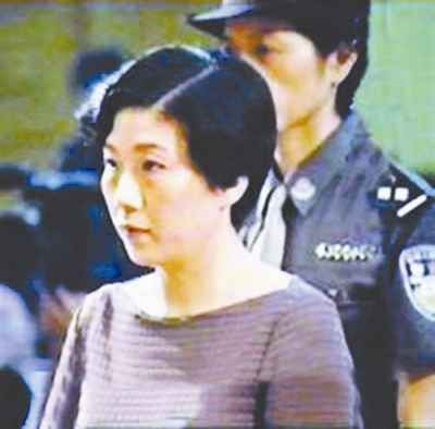 La Á Bình, nữ Cục trưởng Tài nguyên đất đai lên giường với cả cấp trên lẫn thuộc cấp.