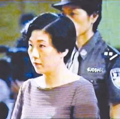 La Á Bình, nữ Cục trưởng Tài nguyên đất đai lên giường với cả cấp trên lẫn thuộc cấp.