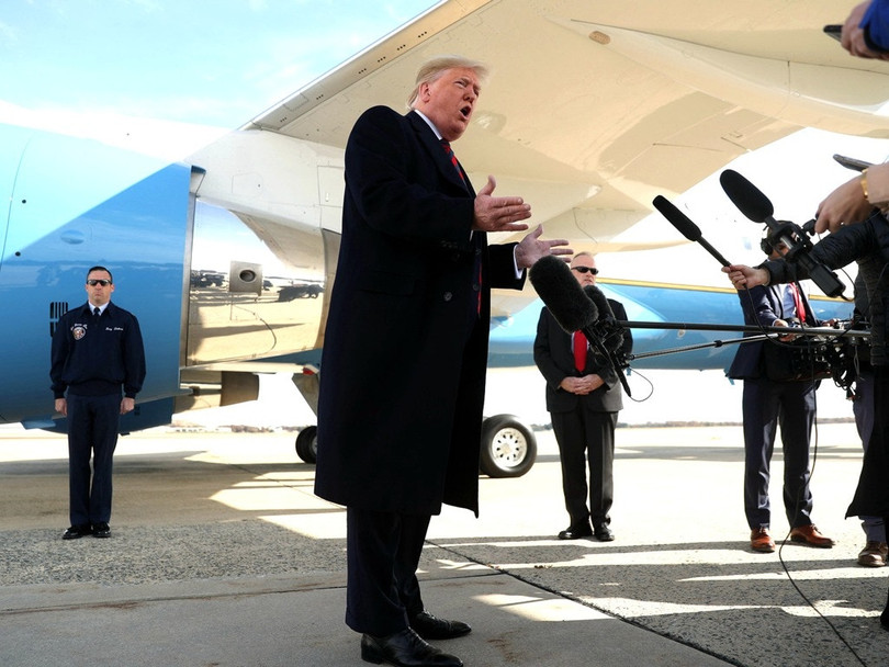 Ông Trump trả lời các nhà báo về vấn đề thuế quan với Trung Quốc trước khi lên máy bay.