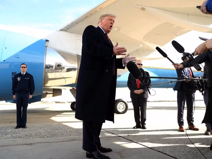 Ông Trump trả lời các nhà báo về vấn đề thuế quan với Trung Quốc trước khi lên máy bay. Ông Trump trả lời các nhà báo về vấn đề thuế quan với Trung Quốc trước khi lên máy bay.