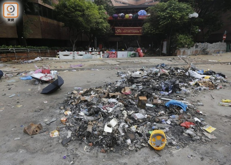 Rác rưởi bên trong sân trường Poly U. Rác rưởi bên trong sân trường Poly U.