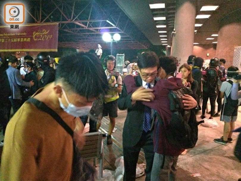 Thày giáo bùi ngùi đón học sinh về. Thày giáo bùi ngùi đón học sinh về.