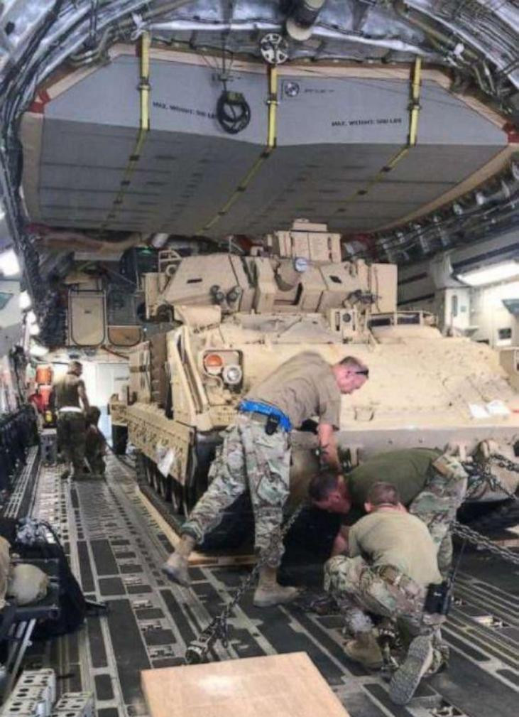 Các đơn vị Vệ binh quốc gia được không vận từ Mỹ tới Kuwait để vào Syria. Các đơn vị Vệ binh quốc gia được không vận từ Mỹ tới Kuwait để vào Syria.