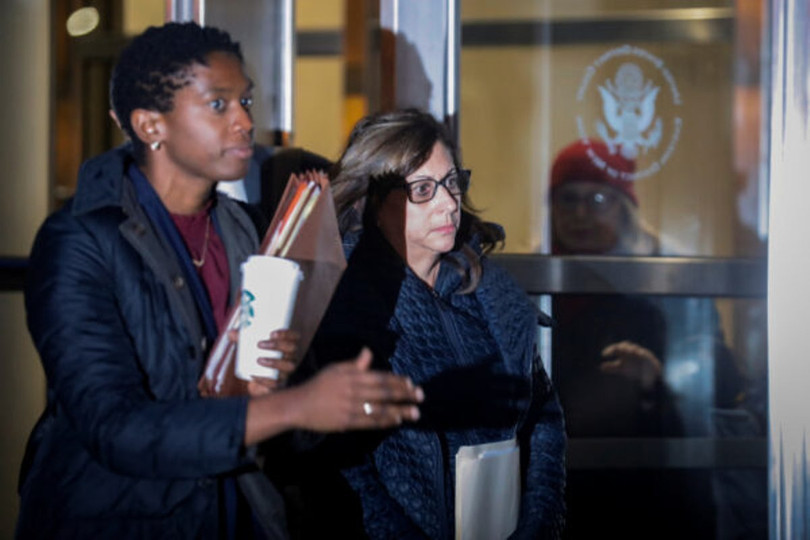 Frances Cabasso - CEO của công ty Aventura Technologies (phải) cùng luật sư ra hầu tòa hôm 7/11.