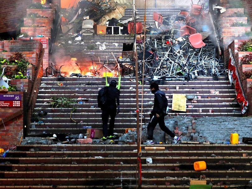 Lối vào Đại học Bách Khoa Hồng Kông bị những người biểu tình chặn lại.