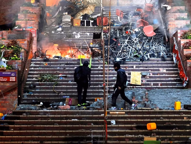 Lối vào Đại học Bách Khoa Hồng Kông bị những người biểu tình chặn lại.