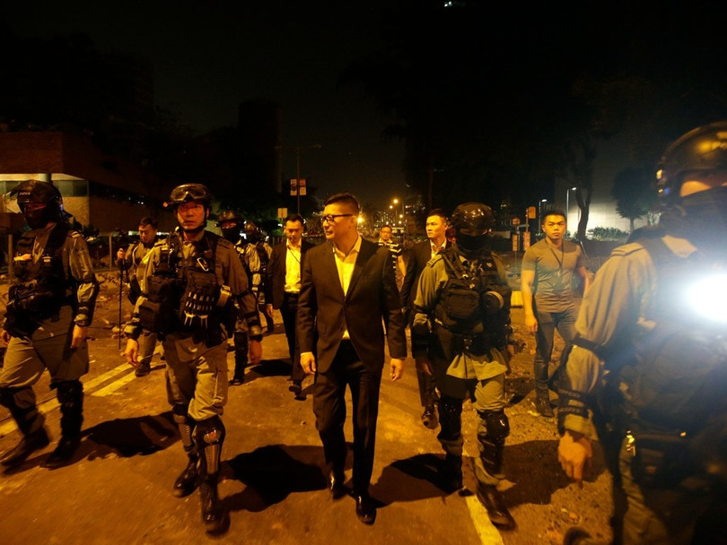 Ông Đặng Bỉnh Cường, Giám đốc Cảnh sát Hồng Kông đến thị sát tình hình PolyU tối 24/11.