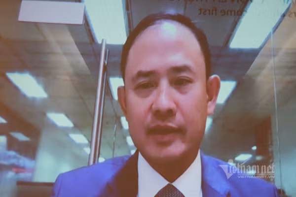 Ông Trần Nhất Minh - Phó TGĐ kiêm Giám đốc khối Dịch vụ công nghệ của Ngân hàng VIB chia sẻ kinh nghiệm chuyển đổi số của đơn vị này. Ảnh: Trọng Đạt