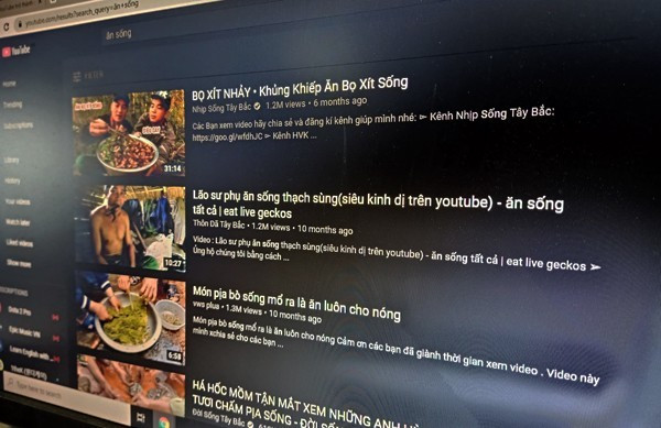 Nội dung ăn thức ăn sống phản văn hóa đang ngập tràn YouTube