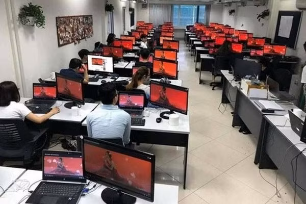 Một xưởng cày view cho clip YouTube. Một xưởng cày view cho clip YouTube.