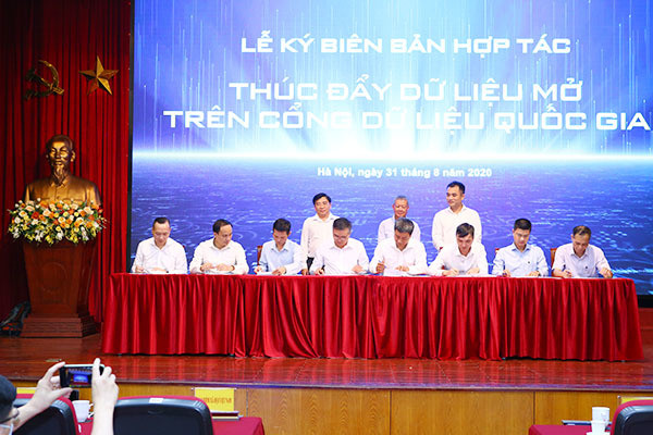 Đại diện các đơn vị thuộc: Bộ TT&TT, Bộ TN&MT, Bộ KH&CN, Bộ Y tế, Bộ GD&ĐT, Bảo hiểm xã hội Việt Nam, Đại học Quốc gia Hà Nội và VietnamPost ký biên bản phối hợp thúc đẩy dữ liệu mở trên Cổng Data.gov.vn.