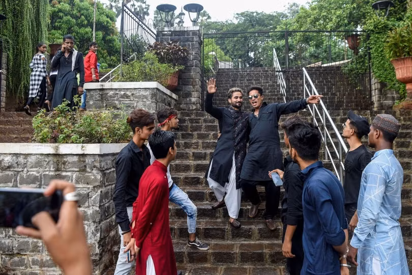 Một cảnh quay đang thực hiện ở thành phố Mumbai để sau đó sẽ đăng tải lên TikTok. Ảnh: Indranil Mukherjee