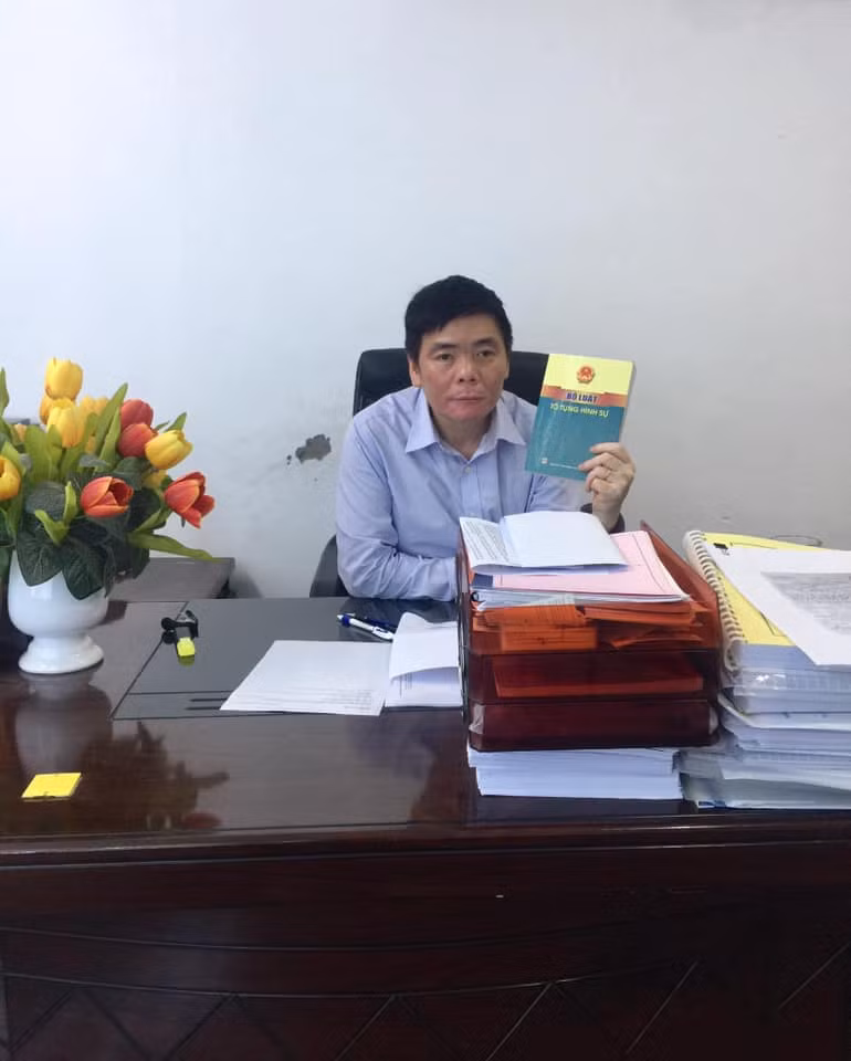 Tài khoản Facebook của luật sư Trần Vũ Hải đăng ảnh cho biết ông ở lại văn phòng sau khi công an kết thúc cuộc khám xét