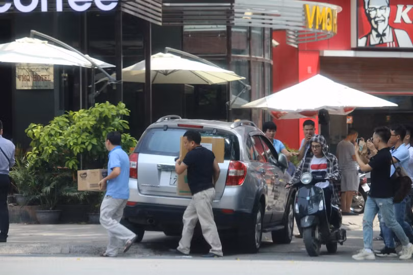 Lực lượng chức năng khám xét nhà luật sư Trần Vũ Hải 