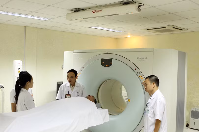 GS.TS. Mai Trọng Khoa (đứng giữa) và các cộng sự chuẩn bị một ca chụp PETCT để mô phỏng lập kế hoạch xạ trị 