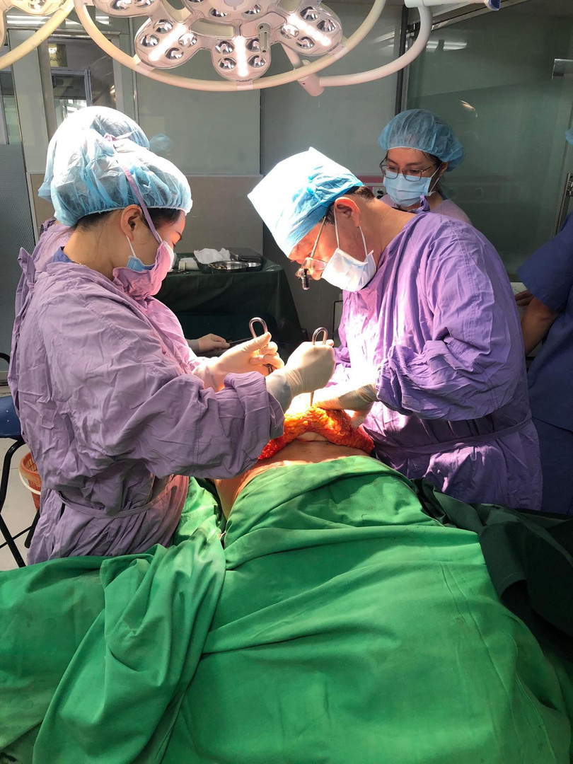 GS.TS. Nguyễn Tài Sơn phẫu thuật nâng ngực thẩm mỹ tại Bệnh viện 108