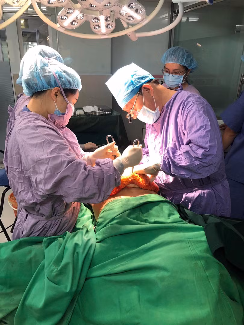 GS.TS. Nguyễn Tài Sơn phẫu thuật nâng ngực thẩm mỹ tại Bệnh viện 108 GS.TS. Nguyễn Tài Sơn phẫu thuật nâng ngực thẩm mỹ tại Bệnh viện 108