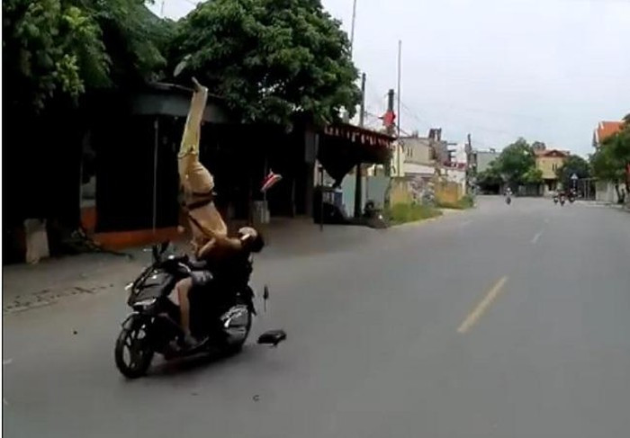 Hậu quả dẫn đến cả CSGT và lái xe vi phạm đều nhập viện