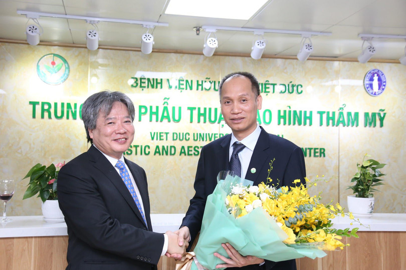 GS. TS Trần Bình Giang chúc mừng PGS.TS. Nguyễn Hồng Hà với nhiệm vụ mới