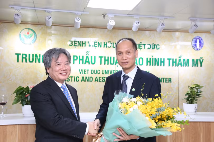 GS. TS Trần Bình Giang chúc mừng PGS.TS. Nguyễn Hồng Hà với nhiệm vụ mới