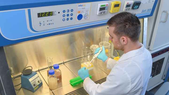 Nhà khoa học Nga trong Phòng thí nghiệm y-sinh học (Ảnh: Rianovosti)