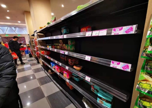 Các sạp hàng trong siêu thị bị vét sạch hàng hóa (Ảnh: AP) Các sạp hàng trong siêu thị bị vét sạch hàng hóa (Ảnh: AP)