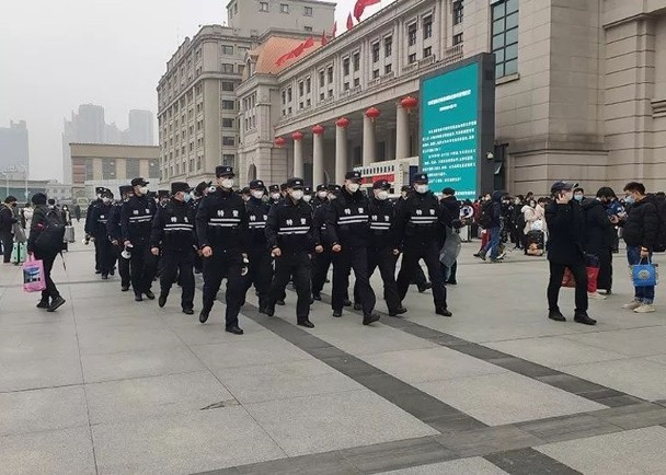 Cảnh sát đi tuần tra sau khi thành phố Vũ Hán đóng cửa (Ảnh: Đông Phương). Cảnh sát đi tuần tra sau khi thành phố Vũ Hán đóng cửa (Ảnh: Đông Phương).