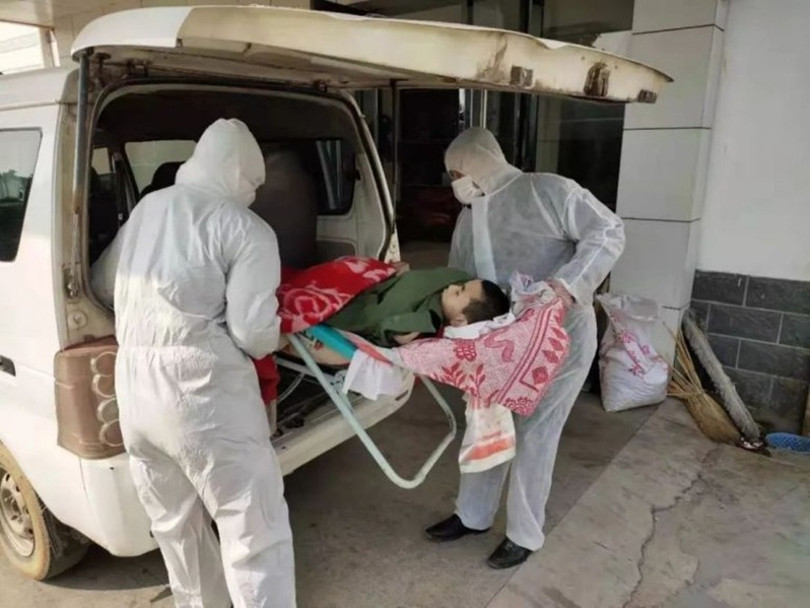 Các nhân viên y tế đến chuyển Yên Thành tới khách sạn để cách ly, sau đó báo tin em bị chết (Ảnh Đông Phương) Các nhân viên y tế đến chuyển Yên Thành tới khách sạn để cách ly, sau đó báo tin em bị chết (Ảnh Đông Phương)