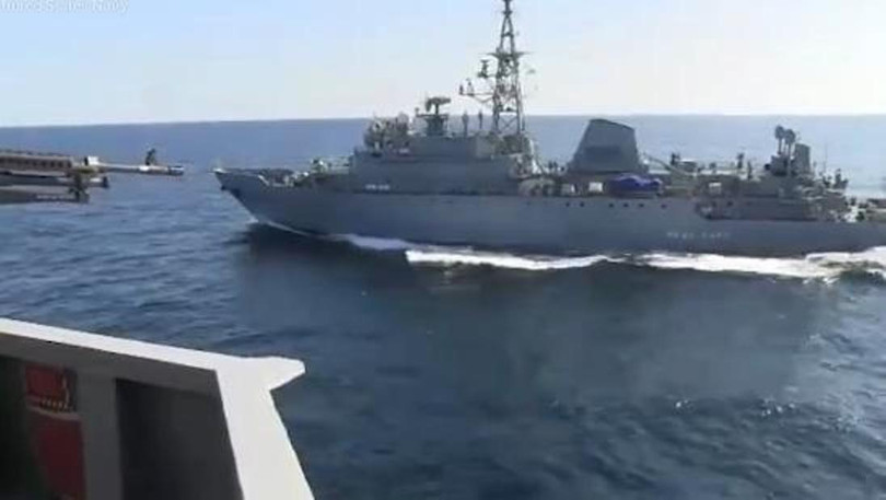 Tàu Nga áp sát tàu Mỹ (Ảnh: Take foto) Tàu Nga áp sát tàu Mỹ (Ảnh: Take foto)