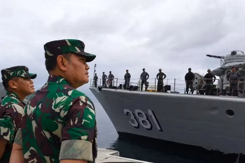 Trung tướng chỉ huy Hải quân Indonesia kiểm tra chiếc hộ vệ hạm đã tham gia xua đuổi tàu Trung Quốc trên vùng biển Đông Bắc Natuna (Ảnh: Đa Chiều)