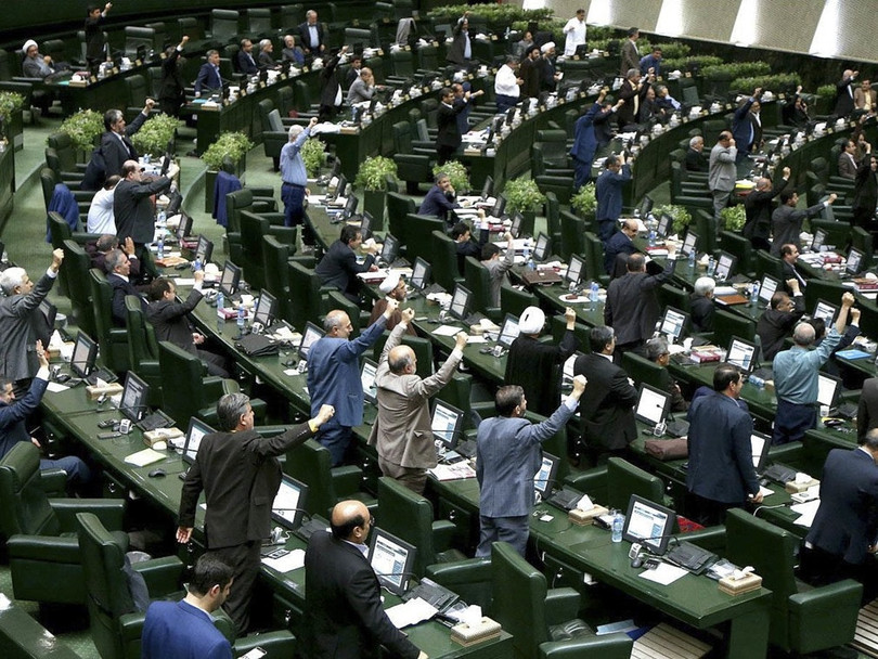 Các nghị sĩ Quốc hội Iran biểu quyết phê chuẩn đạo luật coi quân đội Mỹ là tổ chức khủng bố (Ảnh: VCG) Các nghị sĩ Quốc hội Iran biểu quyết phê chuẩn đạo luật coi quân đội Mỹ là tổ chức khủng bố (Ảnh: VCG)