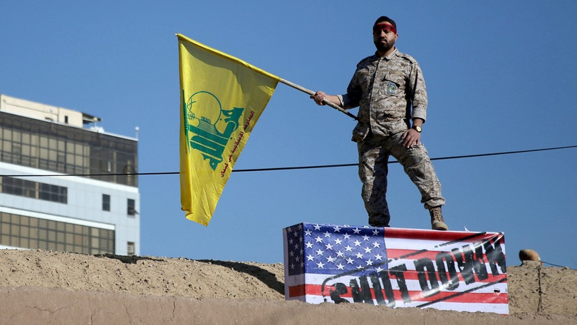Một lính thuộc lực lượng đặc biệt Quds phất cờ Thánh chiến dẫm trên quốc kỳ Mỹ (Ảnh: Reuters) Một lính thuộc lực lượng đặc biệt Quds phất cờ Thánh chiến dẫm trên quốc kỳ Mỹ (Ảnh: Reuters)