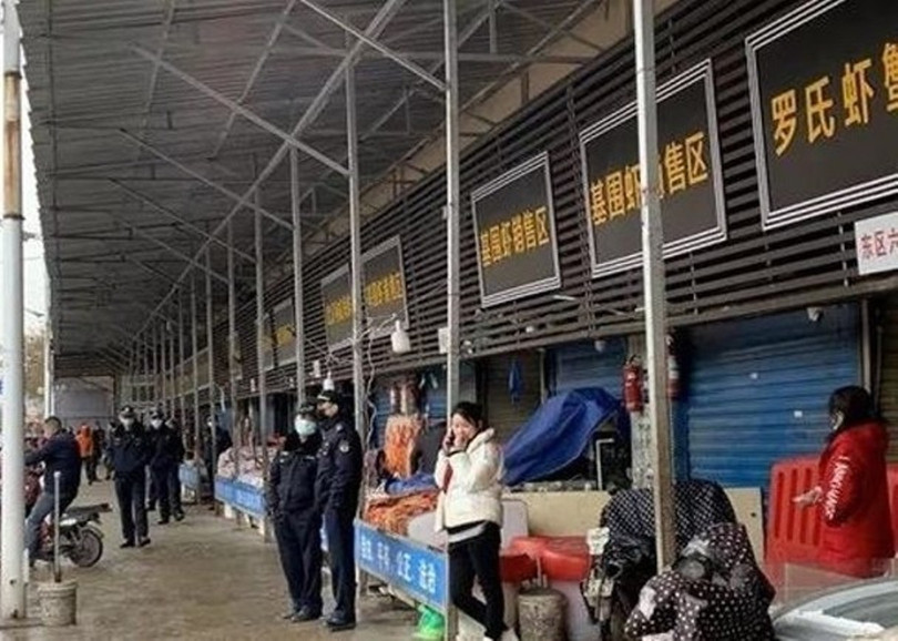 Cảnh sát canh gác, phong tỏa khu chợ hải sản Vũ Hán. (Ảnh: Đông Phương)