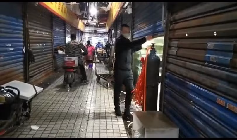 Chợ hải sản Vũ Hán đóng cửa kinh doanh từ ngày 1/1/2020 (Ảnh: Đông Phương)