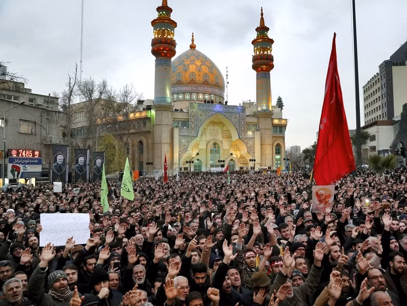 Cờ đỏ báo thù được giương lên trong đám tang ông Soleimani (Ảnh: Reuters).