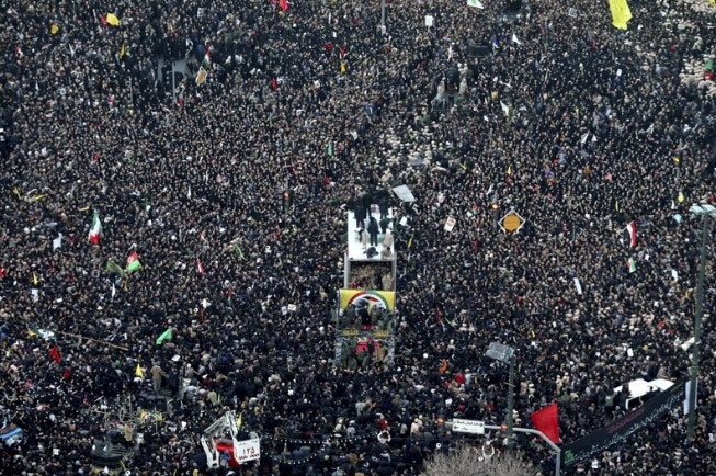 Hàng chục vạn người Iran tham gia lễ tang ông Soleimani (Ảnh: Reuters).