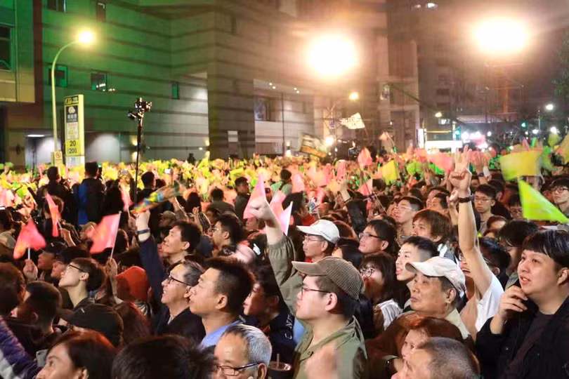 Những người ủng hộ bà Thái Anh Văn vui mừng trước chiến thắng (Ảnh: Đa Chiều) Những người ủng hộ bà Thái Anh Văn vui mừng trước chiến thắng (Ảnh: Đa Chiều)