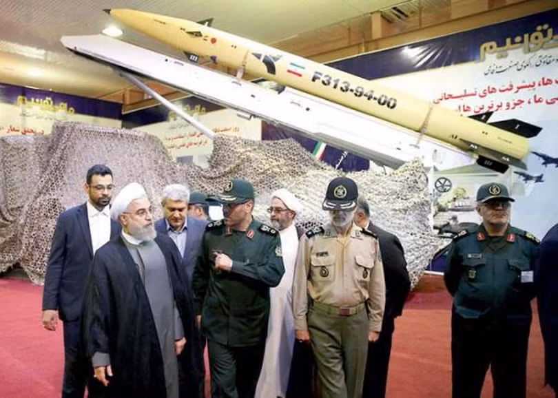 Các nhà lãnh đạo Iran tham quan tên lửa Fatah-313 (Ảnh: Guancha)