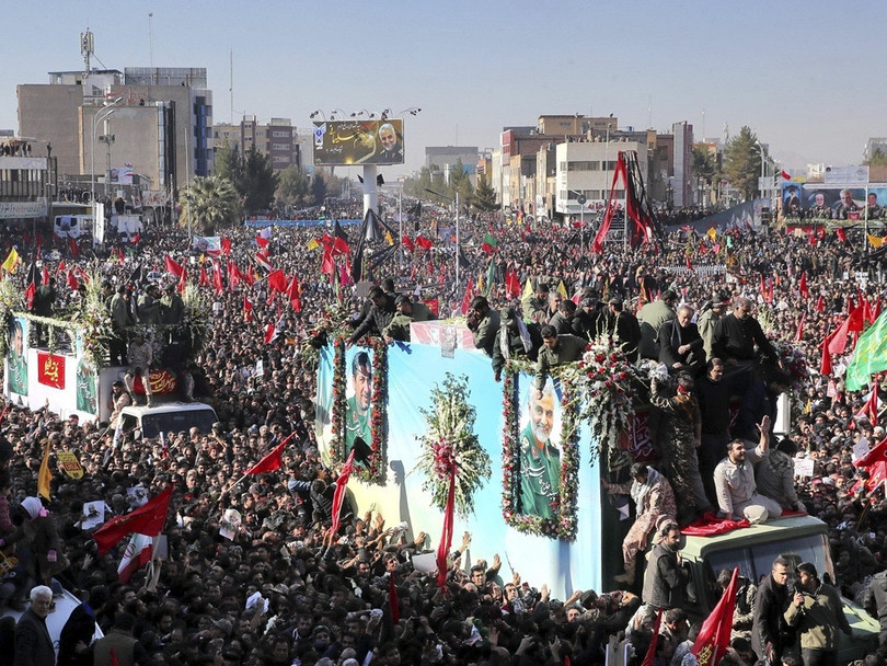 Hàng triệu người dân Iran tham dự lễ tang ông Soleimani hôm 7/1. (Ảnh: AP) Hàng triệu người dân Iran tham dự lễ tang ông Soleimani hôm 7/1. (Ảnh: AP)