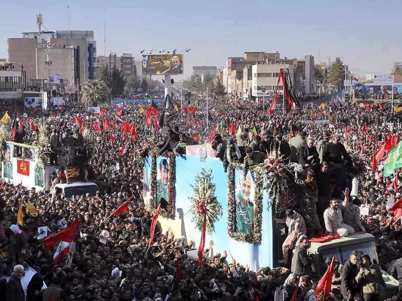 Hàng triệu người dân Iran tham dự lễ tang ông Soleimani hôm 7/1. (Ảnh: AP)
